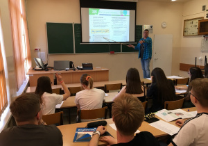 Zdjęcie przedstawia prowadzącego zajęcia p. Tomasza Radzikowskiego w trakcie zajęć języka angielskiego